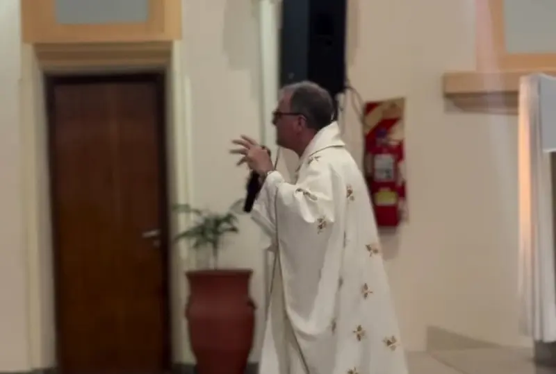 El P�rroco Fabi�n Minigutti brind� la misa de fin de a�o